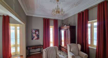 A 2 Minutos da Praia de Matosinhos! Casa Familiar Cheia de HistĂłria e Charme!