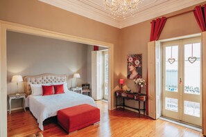 7 soverom, skrivebord, strykejern/-brett og reiseseng for barn