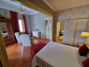 1 bedroom, desk, iron/ironing board, travel crib - A 2 Minutos da Praia de Matosinhos! Casa Familiar Cheia de História e Charme! (Matosinhos)