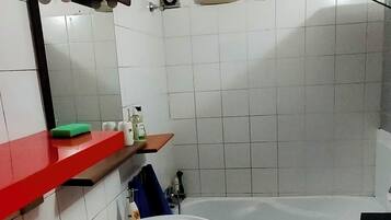 Haartrockner, Bidet, Seife, Toilettenpapier