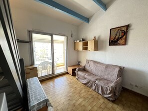 TV - Studio with cabin + mezzanine for 4 pers, loggia, near beach, private parking (Cap d'Agde)