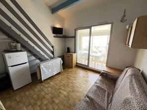 TV - Studio with cabin + mezzanine for 4 pers, loggia, near beach, private parking (Cap d'Agde)