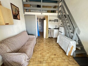 TV - Studio with cabin + mezzanine for 4 pers, loggia, near beach, private parking (Cap d'Agde)