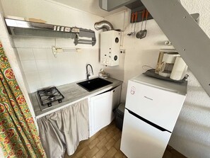 Fridge, microwave, stovetop, coffee/tea maker - Studio with cabin + mezzanine for 4 pers, loggia, near beach, private parking (Cap d'Agde)