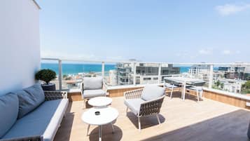 Appartamento Deluxe, 1 letto matrimoniale con divano letto, vista mare | Terrazza/patio