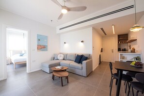 舒适公寓, 1 张双人床和 1 张沙发床, 海景 | 起居区 | 智能电视