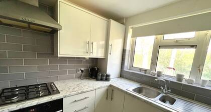 Modern Stylish Two Bedroom Entire Apartment