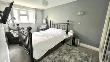 2 habitaciones, tabla de planchar con plancha, wifi y ropa de cama