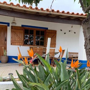Outdoor dining - Traditional Algarve home with private pool, air con & solar, near Praia Marinha (Lagoa)