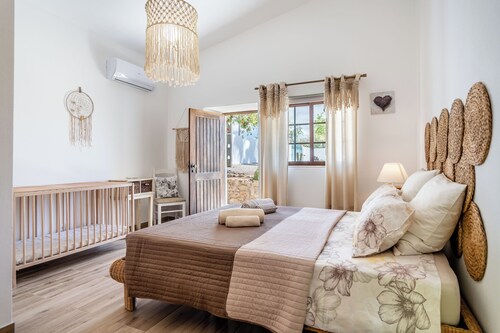 Traditional Algarve home with private pool, air con & solar, near Praia Marinha