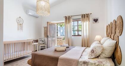 Traditional Algarve home with private pool, air con & solar, near Praia Marinha