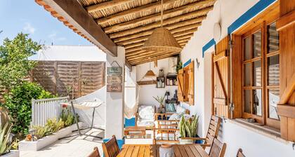 Traditional Algarve home with private pool, air conditioning near Praia Marinha