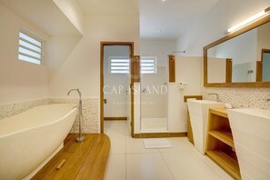 Bathroom - Apartment with a lagoon view, 30 meters from its private beach (Cap Malheureux)