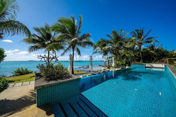 Pool - Apartment with a lagoon view, 30 meters from its private beach (Cap Malheureux)