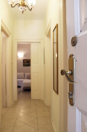 Ein Flur mit einer Tür zu einem Schlafzimmer.