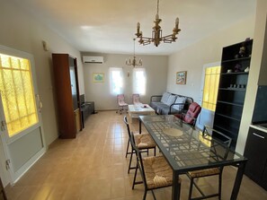 Apartment, 2 Bedrooms, Balcony, Garden View | Living room | Books