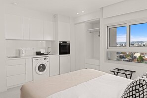 1 bedroom, iron/ironing board, WiFi, bed sheets - Phaedrus Living: Limassol Seaside Residences 05 (Limassol)