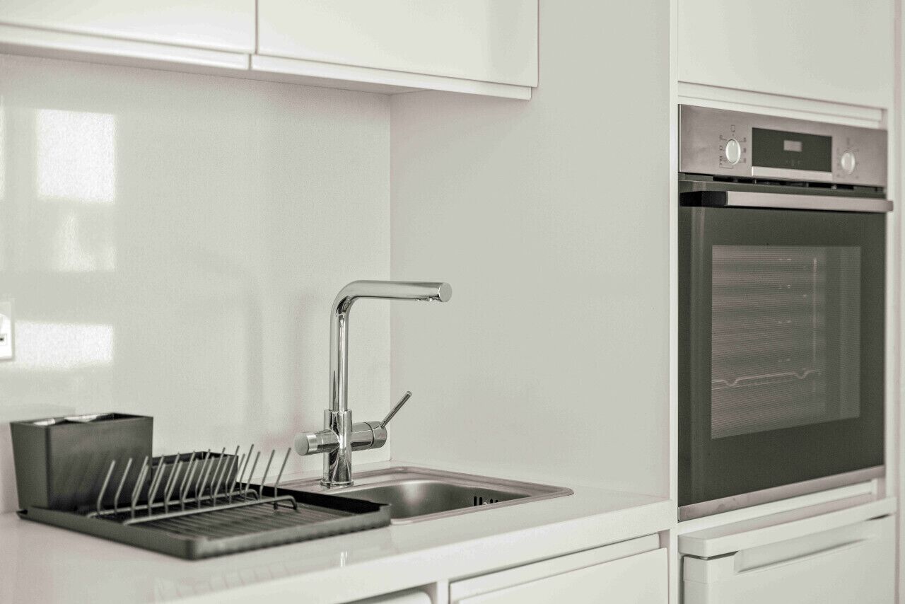 Oven, stovetop, toaster, cookware/dishes/utensils