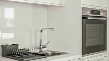 Oven, stovetop, toaster, cookware/dishes/utensils