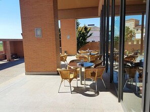 Terrace/patio - Hotel Puerta de Sahagun (Sahagun)