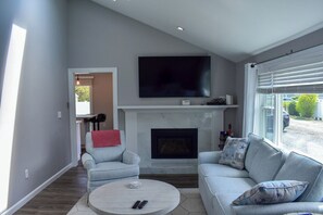 TV - Updated beach house, sleeping 6, just .3 miles to Raycroft Beach (Dennis Port)
