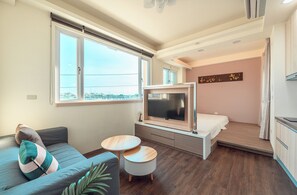 Suite familiar, 2 camas dobles, vistas al puerto deportivo | 1 dormitorio, cortinas opacas, wifi gratis y ropa de cama