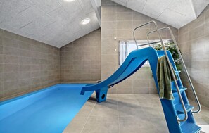 من حمّامات السباحة المغطاة