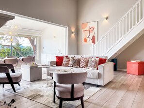 TV, fireplace, books - Exklusives Ferienhaus mit Traumhaftem Meerblick in Sainte Maxime (Sainte-Maxime)