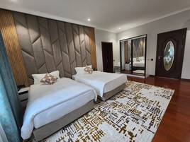 Ropa de cama de alta calidad y caja de seguridad en la habitación 