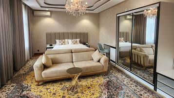 Suite prèmium, vistes a la ciutat | 1 dormitori, roba de llit d'alta qualitat i caixa forta a l'habitació