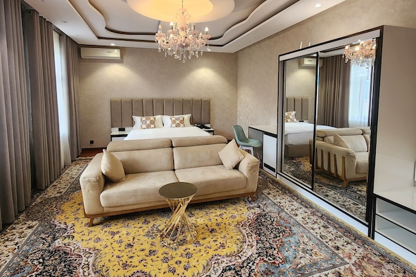 Phòng Suite Premium, quang cảnh thành phố | Bộ đồ giường cao cấp, két bảo mật tại phòng, bàn