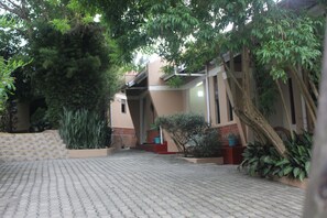 Habitación Deluxe doble, balcón | Vistas al jardín