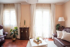 TV - Centro y Confort by Wehomes (Santander)