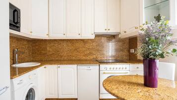 Een koelkast, een magnetron, een oven, een kookplaat