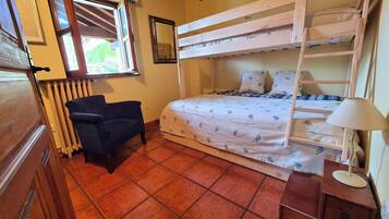 3 quartos, ferros/tábuas de passar roupa, Wi-Fi, roupa de cama