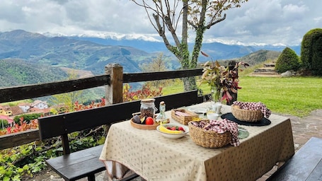 Outdoor dining. Casa CaChucho - Liébana