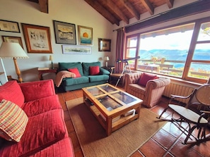 Una sala de estar acogedora con un sofá, un sillón y una mesita de centro.
