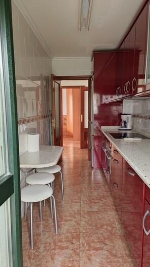 Geladeira, micro-ondas, fogão, lava-louças