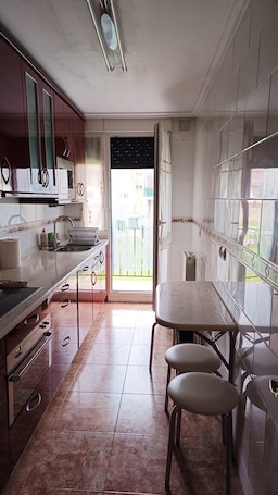 Fridge, microwave, oven, dishwasher. Apartamento en Meruelo