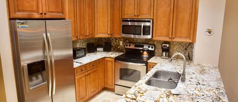 Refrigerador, microondas y horno