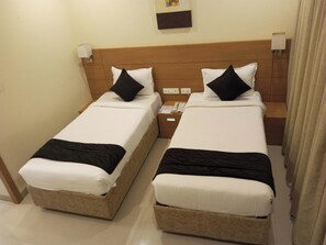 In-room safe, soundproofing, iron/ironing board, free WiFi