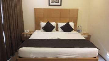 In-room safe, soundproofing, iron/ironing board, free WiFi