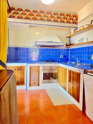 Kylskåp, mikrovågsugn, ugn och spishäll