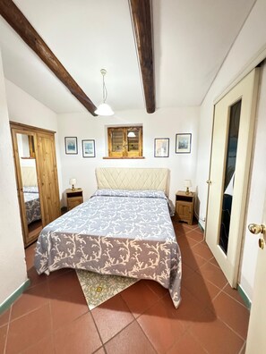 4 quartos, ferros/tábuas de passar roupa, berço de viagem