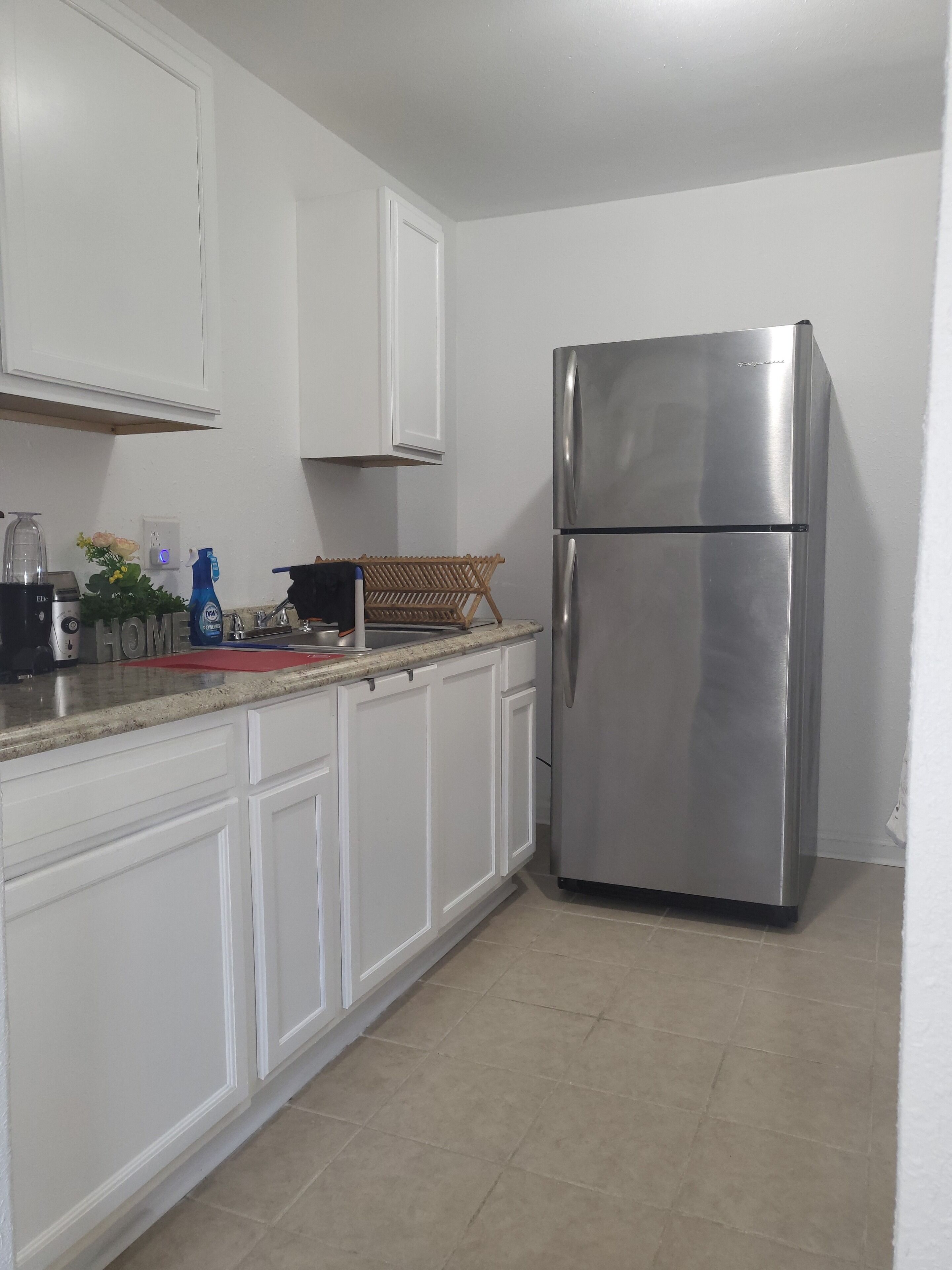 Full-sized fridge, microwave, oven, stovetop