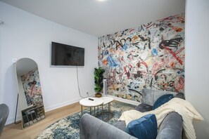 Deluxe Apartment, 1 Queen Bed, Kitchen | Living area | 50-inch Smart TV with cable channels, Netflix, Hulu - The Station Aparthotel (Toronto)