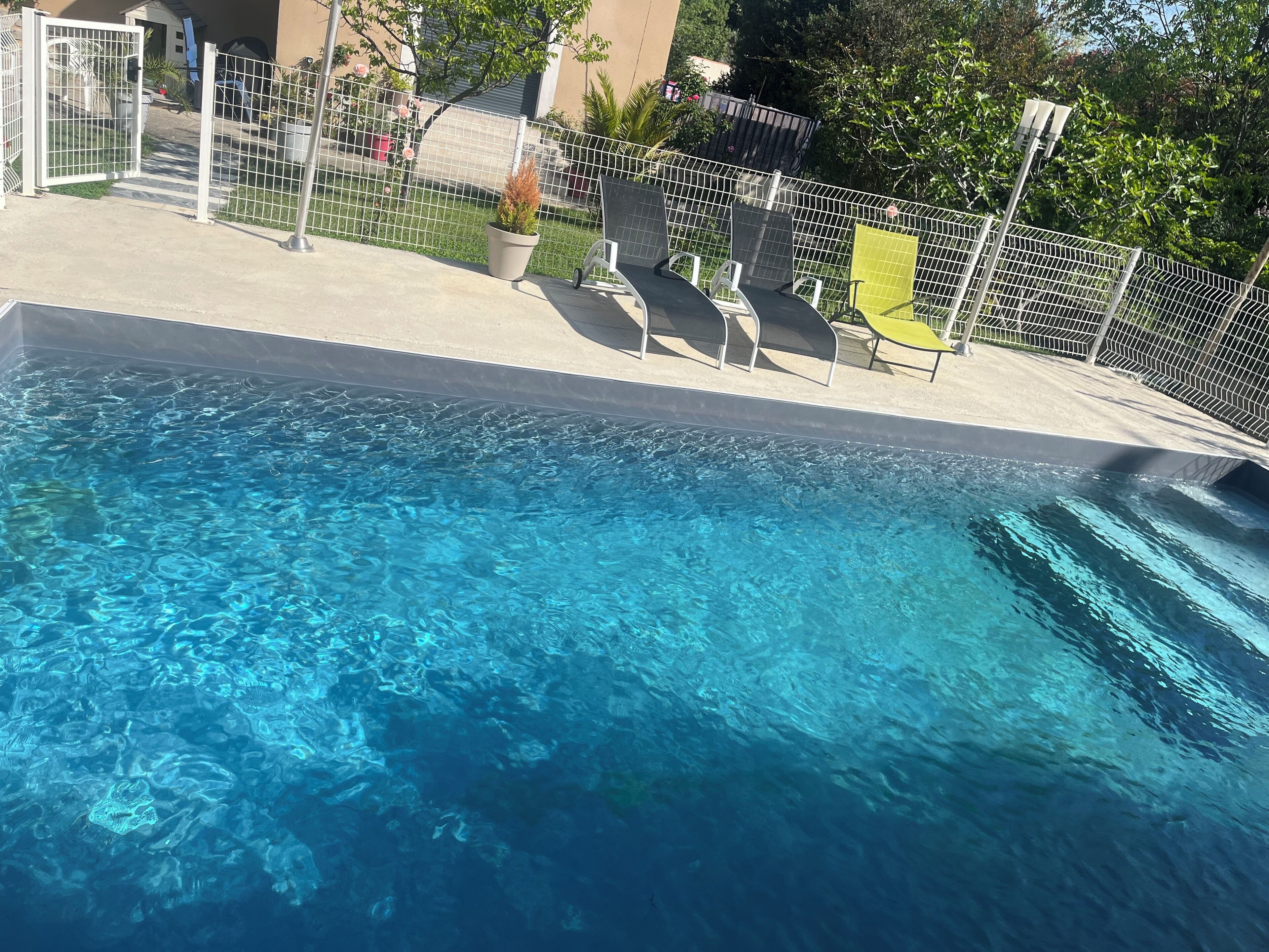 حمّام سباحة خارجي