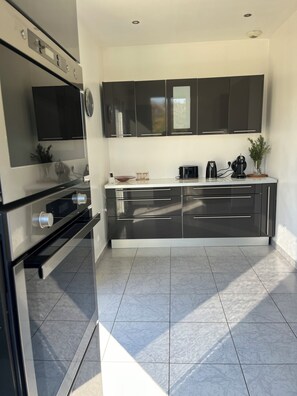 Four à micro-ondes, un four, surface de cuisson, lave-vaisselle