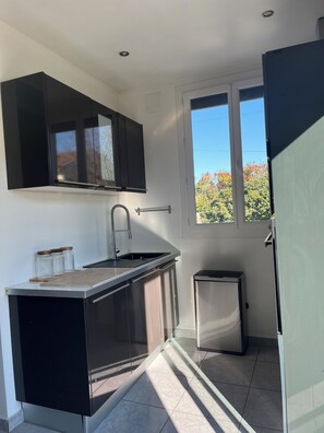 Micro-ondes, four, plaque de cuisson, lave-vaisselle