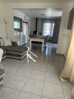 TV - Villa with pool and air conditioning (Carpentras)